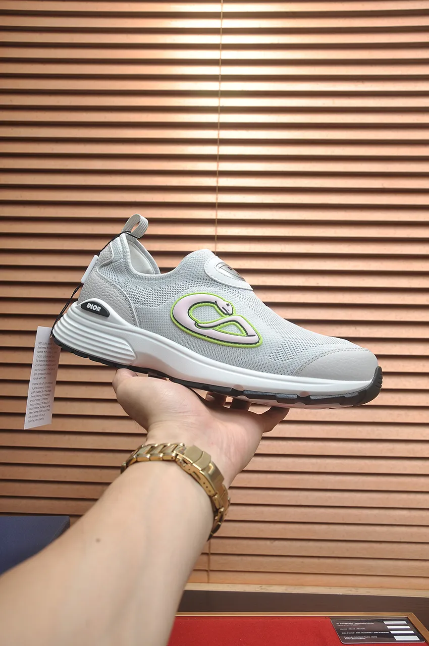 Men's Men's Shoes 💰540💶 𝐂𝐡𝐫𝐢𝐬𝐭𝐢𝐚𝐧 𝐃𝐢𝐨𝐫# Dior breathable fly-knit casual sneakers. The soft and breathable upper complements the lightweight textured effect rubber sole, decorated with various classic details, making it an ideal choice for everyday looks. Can be matched with various casual items to create a refined look Size: 38-46 (45 46 customized)